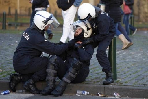 Several policemen injured and thirty arrests