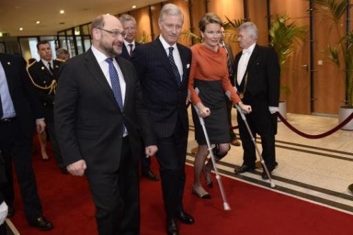 Queen Matilda visits European institutions on crutches