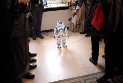 Robot starts job in Brussels store