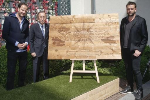 Ban Ki-moon inscribes message promoting dignity for all on Tomorrowland bridge