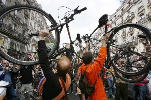 Hundreds of cyclists call for a “Velorution” in Brussels