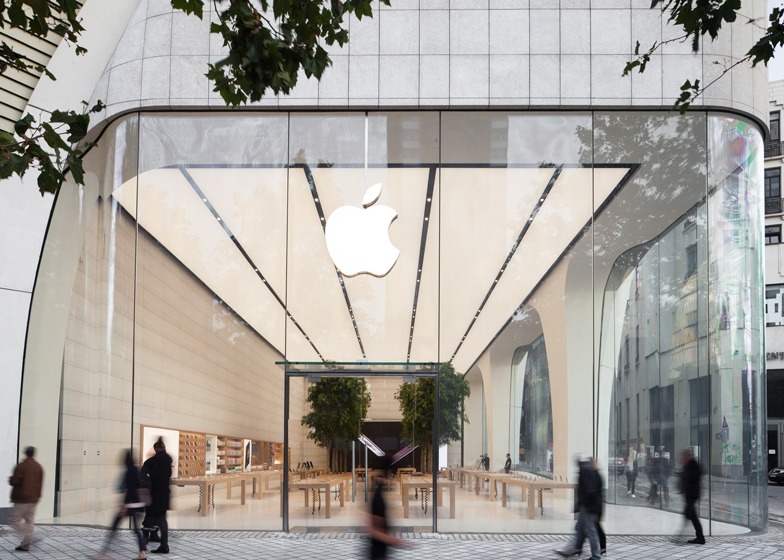 More than 500 people attend the opening of the first Apple Store in Belgium