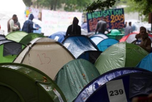 Asylum requests – Tents pitched in Maximilien park for the weekend arrivals