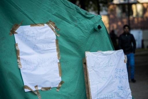 Asylum seekers: Nearly 60 unregistered people set up a new camp in Maximilien Park