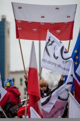 Around 100 Polish people demonstrate for better democracy