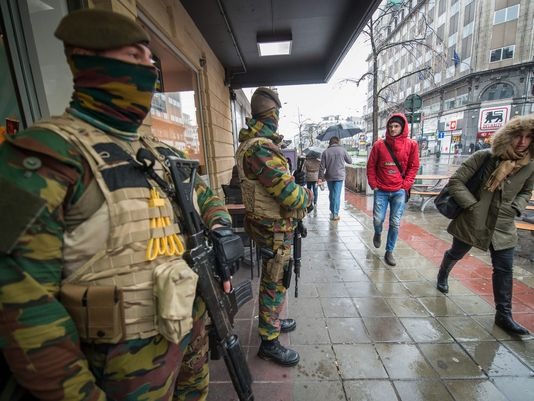 Fight breaks out between military and youngsters at West station in Molenbeek