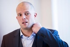 Theo Francken congratulates the Saturday volunteer staff at the Foreigner’s office