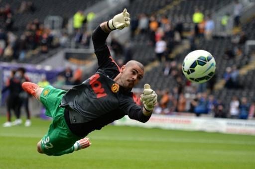 Spaniard Victor Valdes (Manchester United) lent to Standard until the end of the season