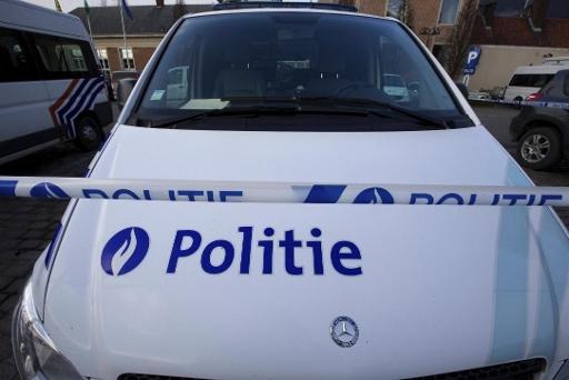 A suspect placed under arrest after 2 police cars are set on fire in Molenbeek