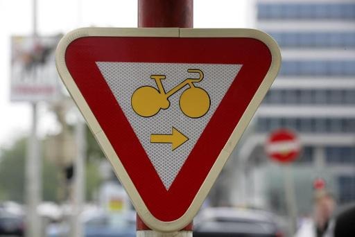 New signs will allow Brussels cyclists to cross red lights