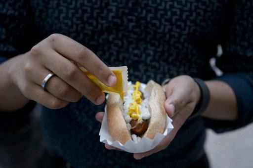STIB offers hot-dogs to raise awareness of danger of blocking metro doors