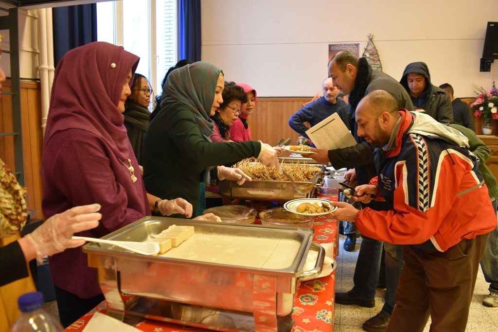 Embassy of Indonesia’s Women Association serve chicken satay and nasi goreng to homeless people in Brussels