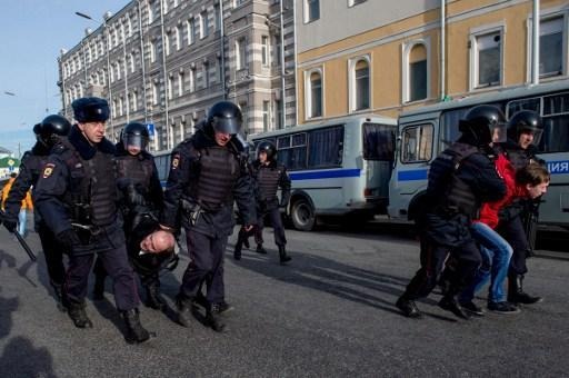 EU calls on Russia to release protesters "without delay"