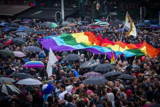 Belgian Pride: flags in rainbow colours hoisted in stations