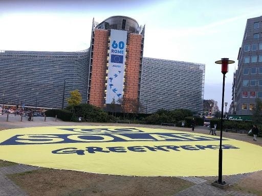 Greenpeace advocates 100% renewable energy at Schuman Roundabout