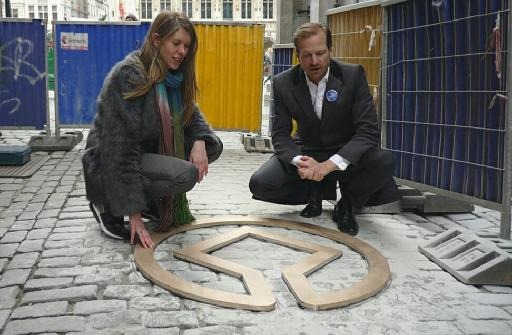 Brussels Grand Place: bronze logos for 20th anniversary UNESCO World Heritage Site