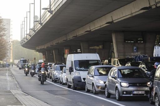 Ten vehicle crash slows traffic on Brussels ring road