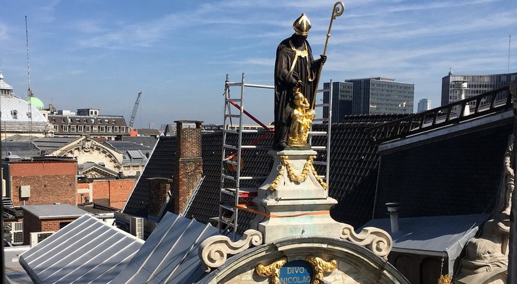 The statue of Saint Nicolas returns to the Grand Place of Brussels