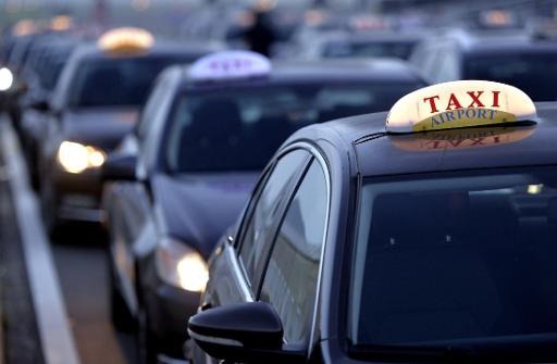 Taxi drivers demonstrate against STIB for 'promoting' Uber