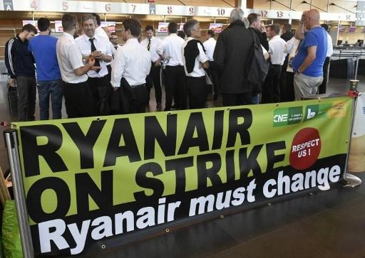 Ryanair pilots hold a "sit-in" at Charleroi Airport
