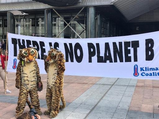 Protest against climate change in front of the European Parliament to call for "more ambition"