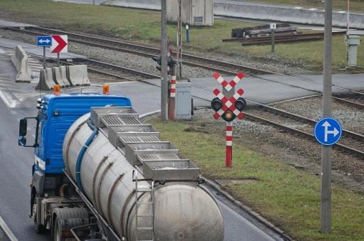 Identification and information stickers to be placed at level crossings