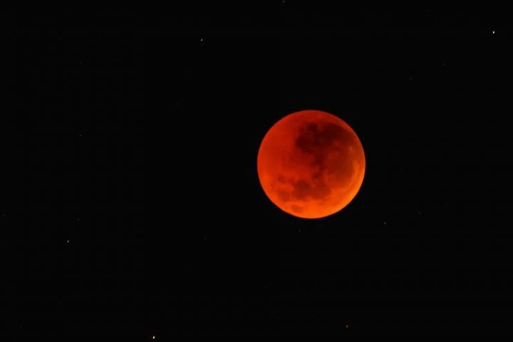 Skywatchers see "red blood Moon" in a total lunar eclipse visible from Belgium