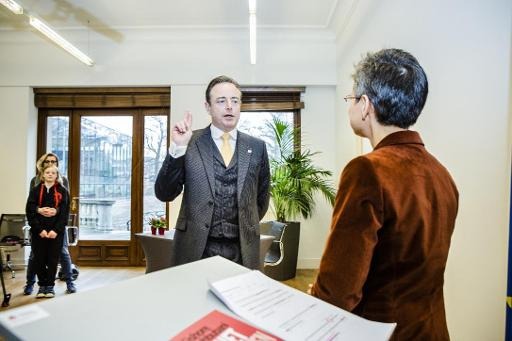 Bart De Wever takes the oath of office for a second term that he hopes will be calmer