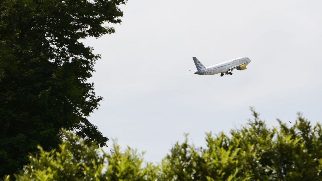 Federal government has four months to produce impact report on aircraft noise, court orders