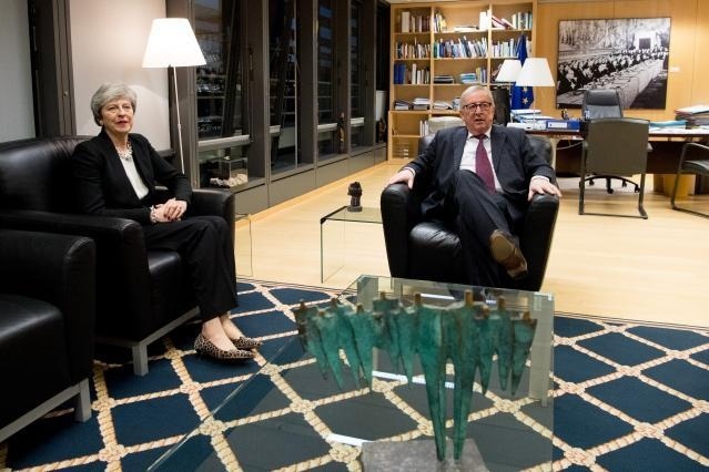 Juncker and May in last minute talks to avert no-deal Brexit