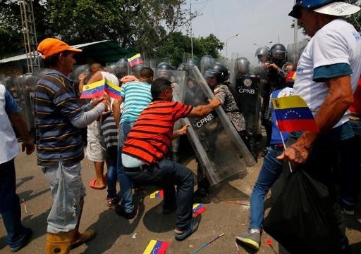 The EU condemns the use of armed groups and says it is ready to send more aid to Venezuela