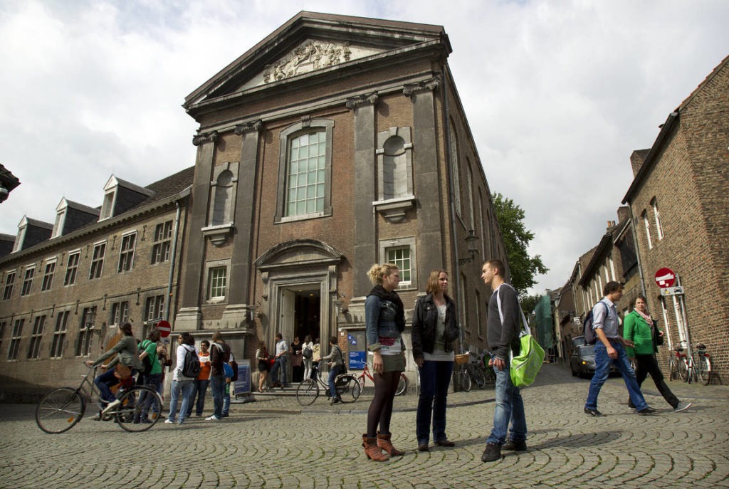 Studying abroad yet a stone’s throw away from Brussels: getting a Bachelor’s degree at Maastricht University