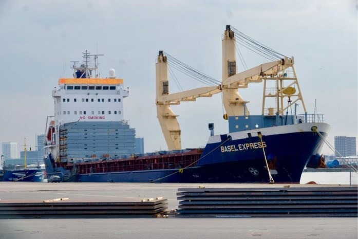 Ship abandoned in port of Antwerp, captain missing, crew left with rotten food
