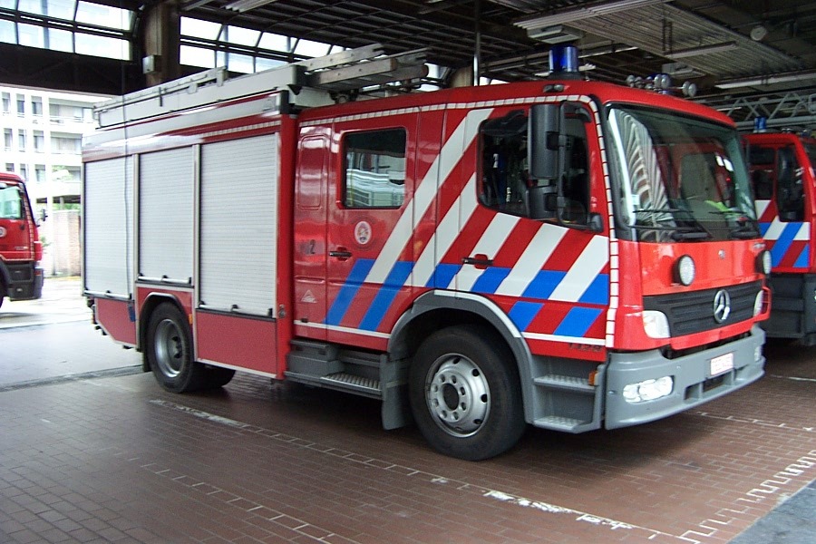Fire service immerses hybrid car in water container