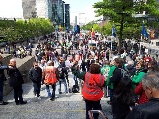 Over 15,000 people join Brussels climate march