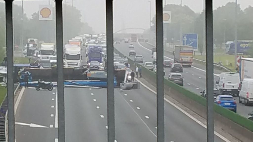 Truck tipped over on E40: over 100 drivers fined for filming behind the wheel