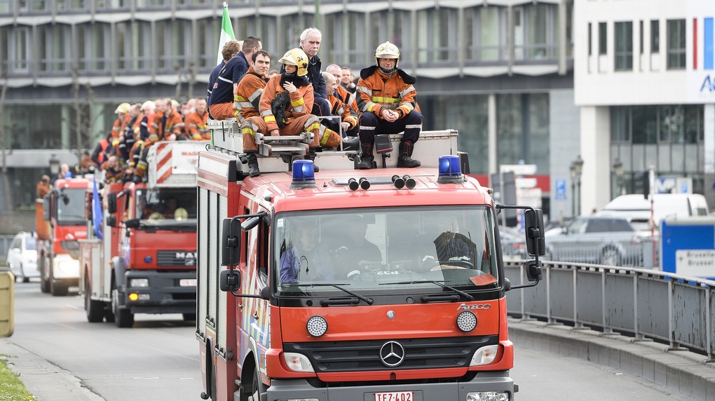 Brussels firefighters denounce salary cuts in spontaneous demonstration