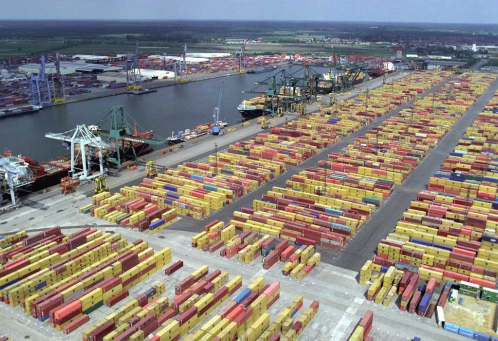 Dock workers in Antwerp trap drug dealers in container