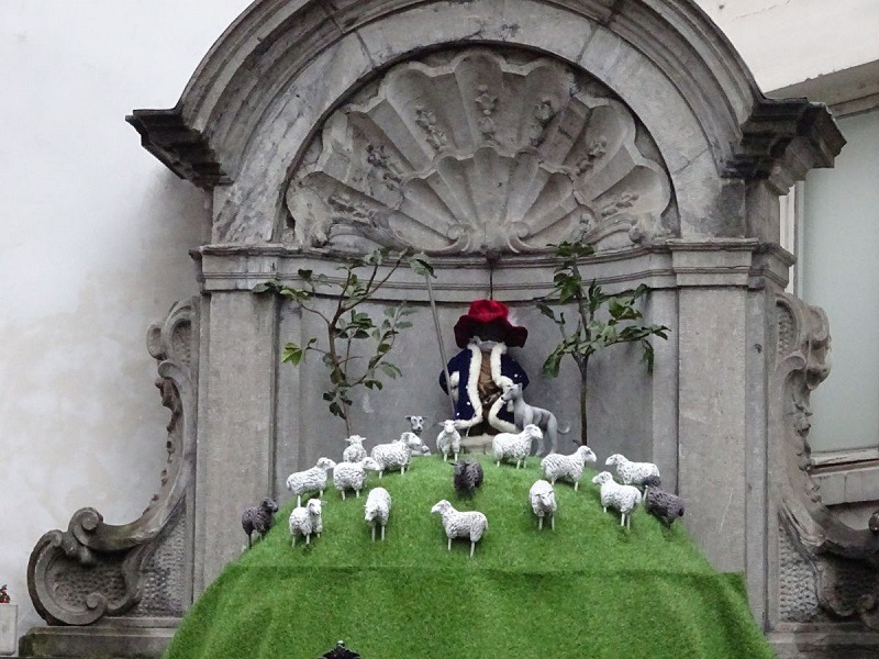 Manneken-Pis dons shepherd costume for Ommegang festival