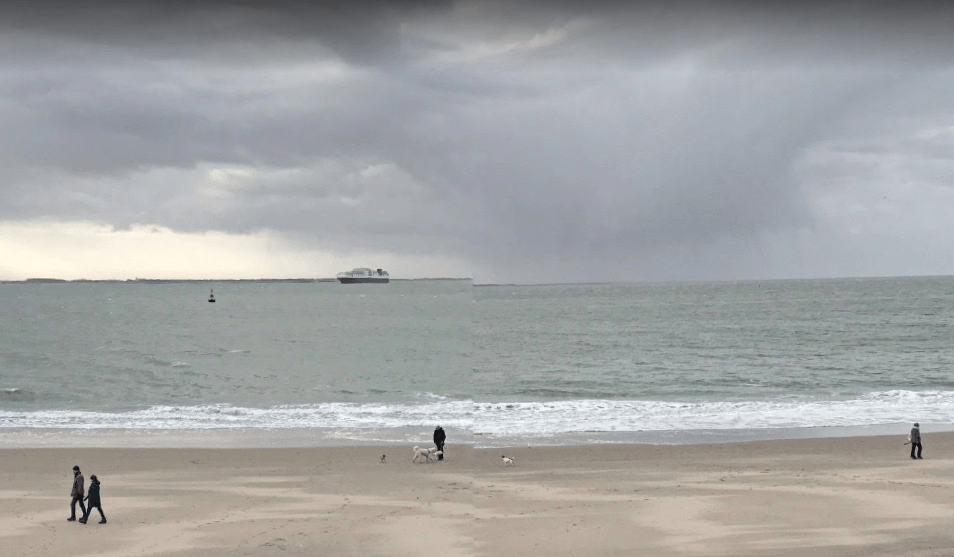 Belgian ship causes tidal wave in Dutch beach, three hospitalised