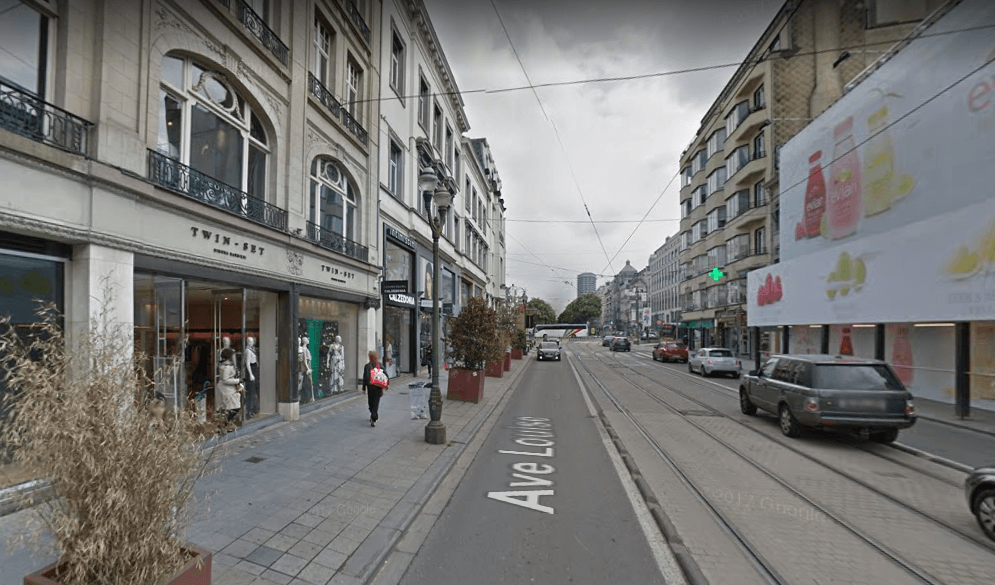 Crumbling façade temporarily shuts down traffic in busy Brussels avenue