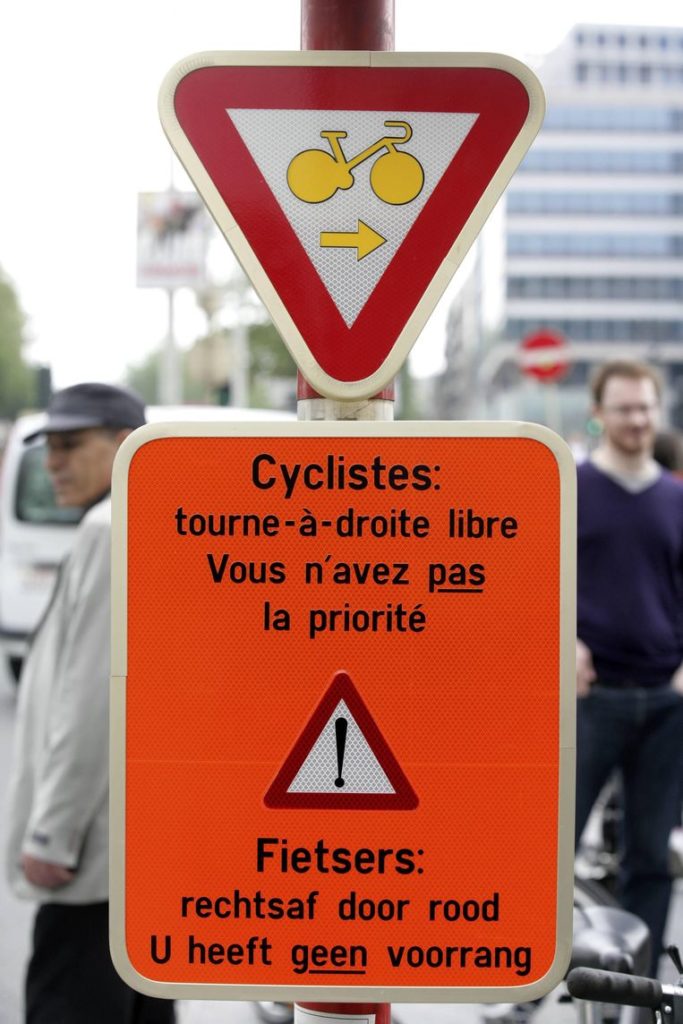 Road crossings in Flanders to let cyclists turn right at red lights