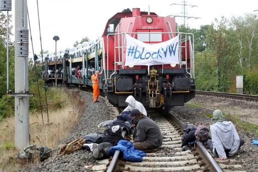 Activists block train carrying VW cars in Germany (Photos)