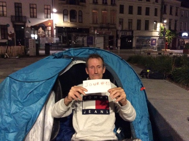 Homeless man proves link to Ixelles by camping outside of town hall