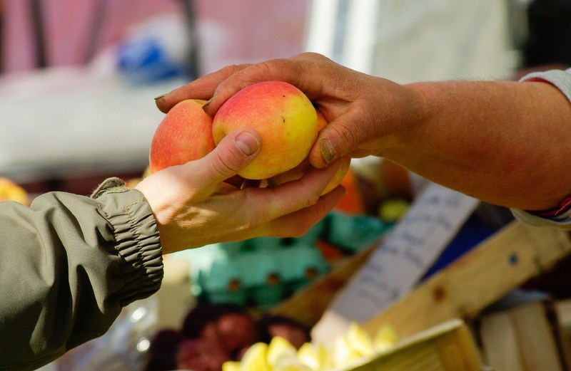 Cost of living crisis: Families ditch farmers markets for supermarkets
