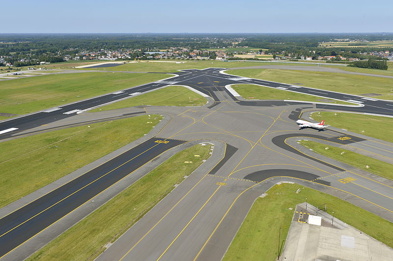 Brussels Airport to close runway