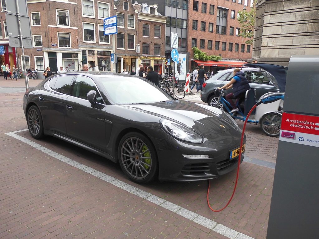 Belgians want electric cars but find it too expensive, barometer finds