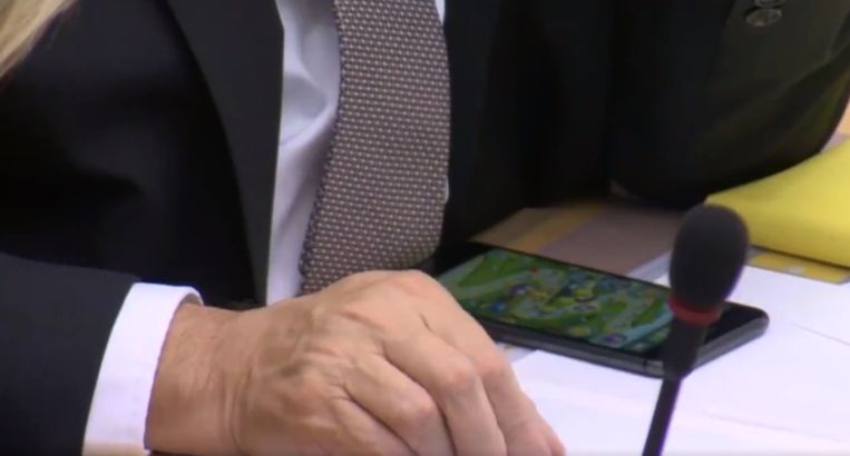Flemish Minister President caught playing Angry Birds in Parliament