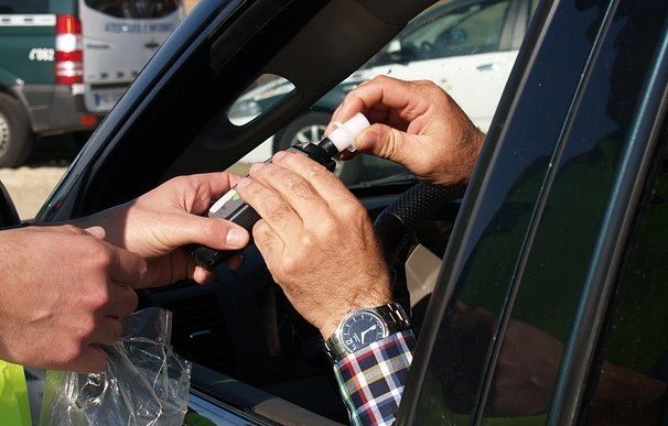 Police confiscate driving licences during alcohol and drug checks in Brussels