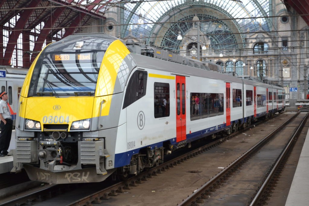 Train traffic between Brussels and Antwerp disrupted because of overhead line break